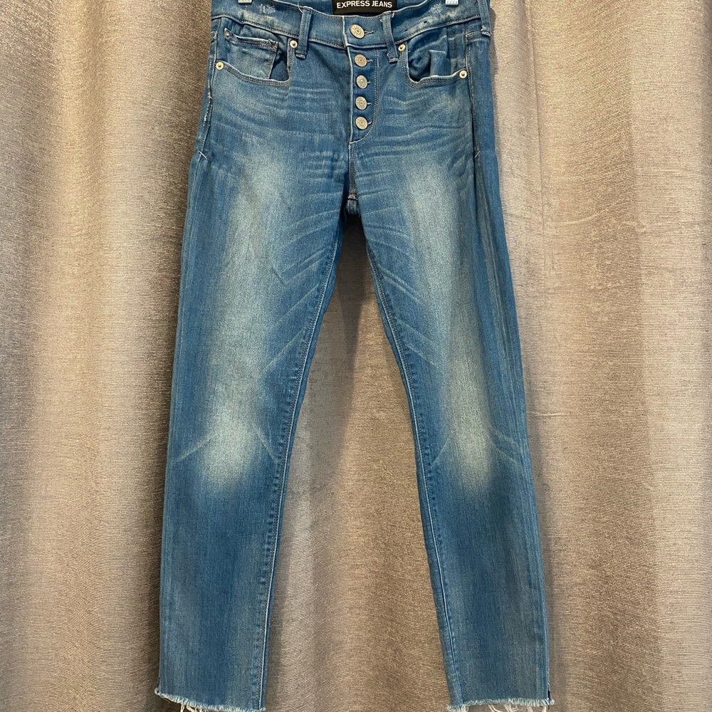 Great pair of light blue denim jeans with a stretch! Ankle pant with button fly